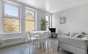 Brilliant 2 Bed Apartment - Spacious, Central & Well-Connected