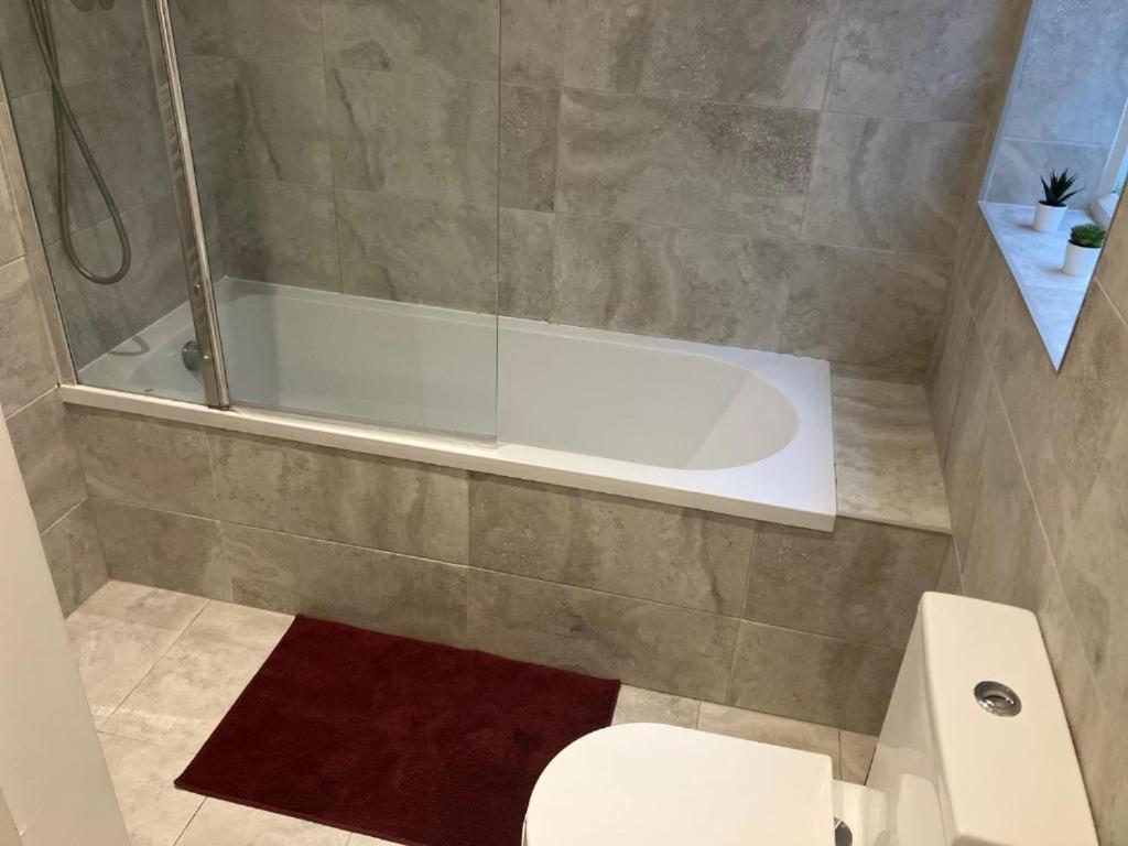 Brilliant 2 Bed Apartment - Spacious, Central & Well-Connected Londres Exterior foto