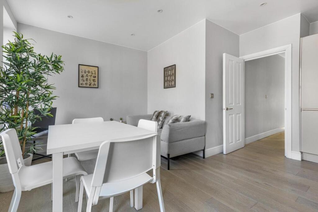 Brilliant 2 Bed Apartment - Spacious, Central & Well-Connected Londres Exterior foto