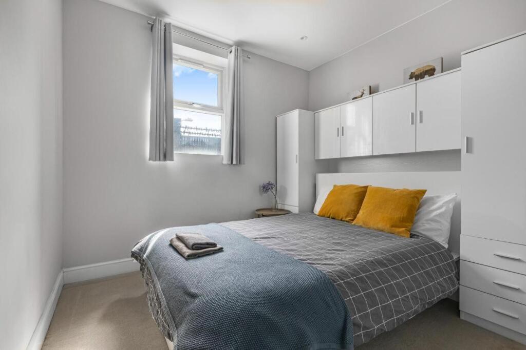 Brilliant 2 Bed Apartment - Spacious, Central & Well-Connected Londres Exterior foto