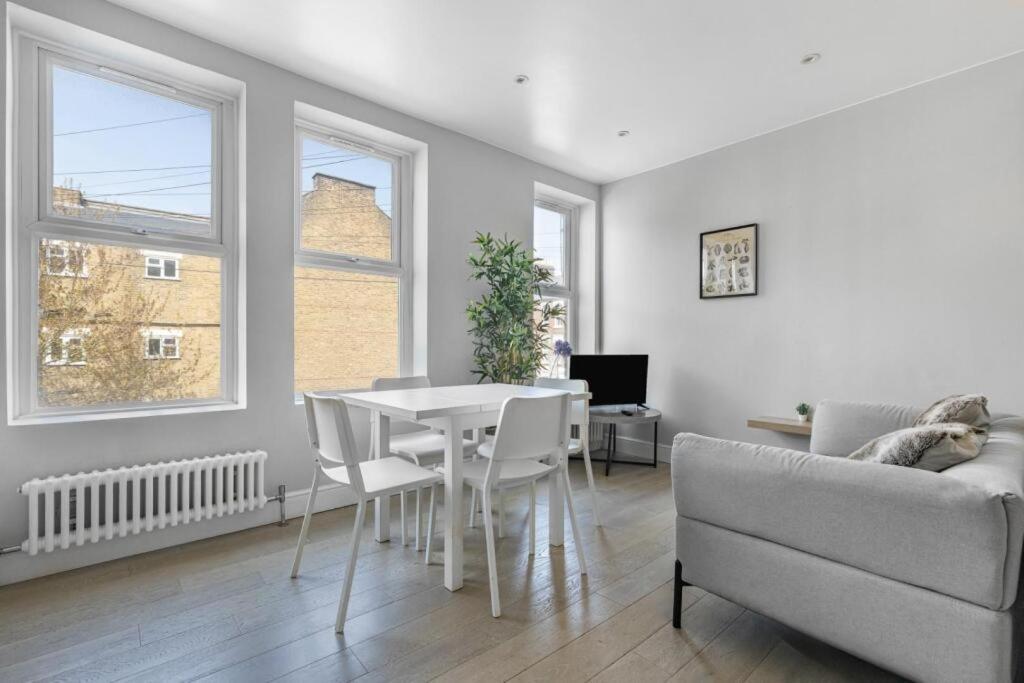 Brilliant 2 Bed Apartment - Spacious, Central & Well-Connected Londres Exterior foto