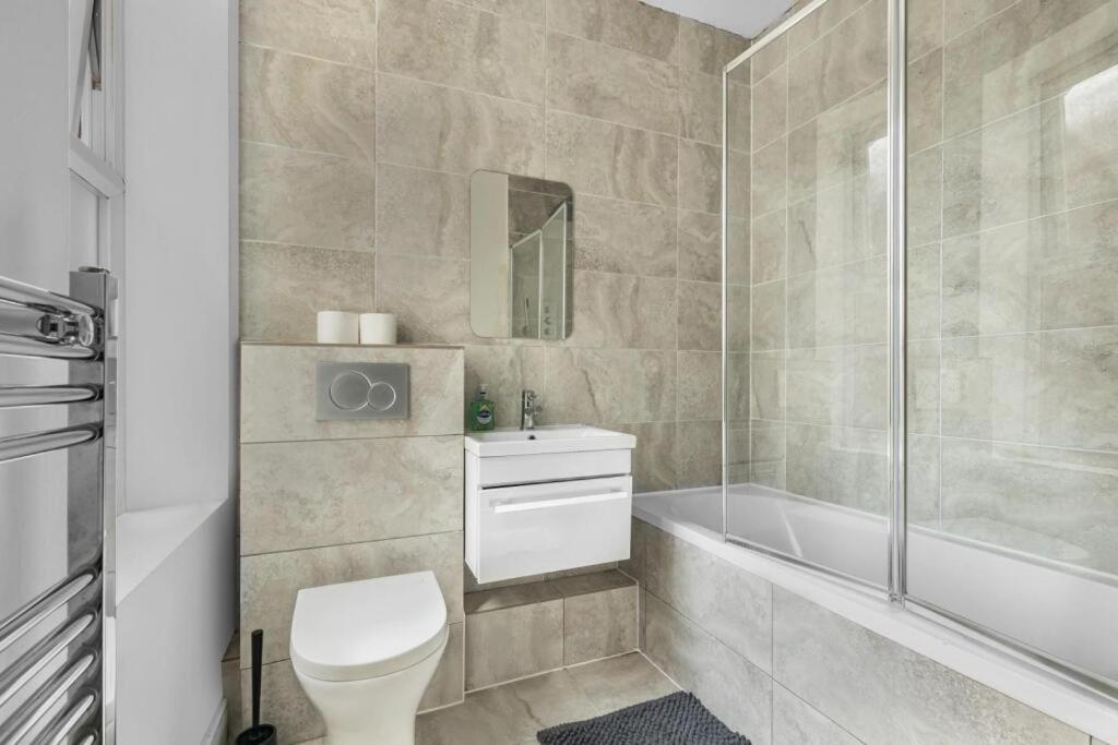 Brilliant 2 Bed Apartment - Spacious, Central & Well-Connected Londres Exterior foto